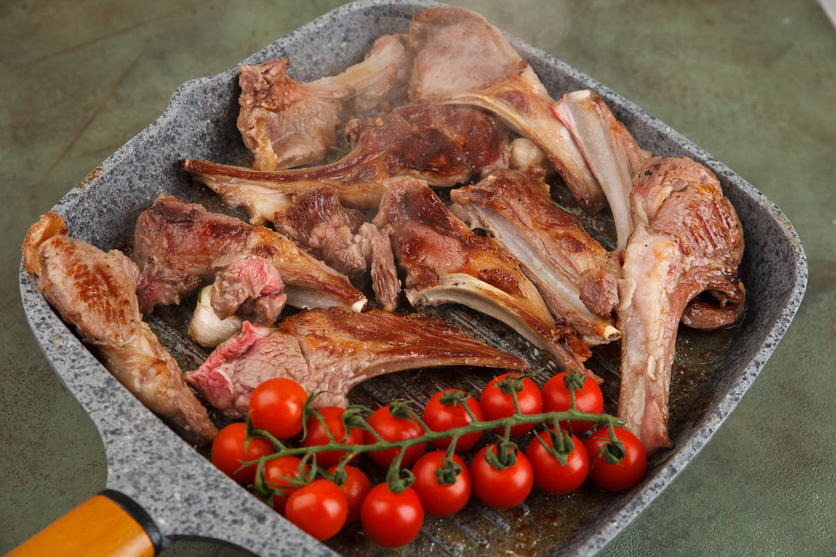 Баранья корейка с печёными овощами