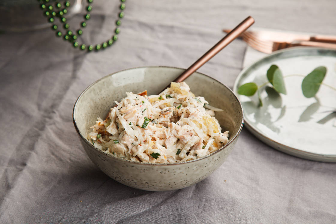 Салат с копчёной курицей и дайконом