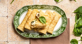 Блины с варёным яйцом, шпинатом и сыром