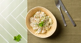 Салат с яйцом, курицей и сельдереем