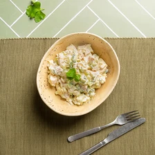 Салат с яйцом, курицей и сельдереем