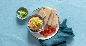 Намазка из зубатки с хумусом и зелёным луком