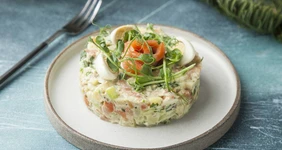 Оливье с сёмгой без майонеза