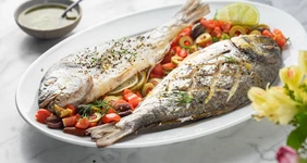 Запечённая дорадо с сальсой из томатов и оливок