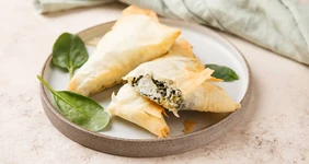 Пирожки из теста фило с начинкой из зелени и козьего сыра
