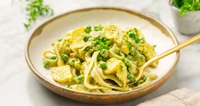 Фетучини с соусом из кешью, горошком и патиссонами