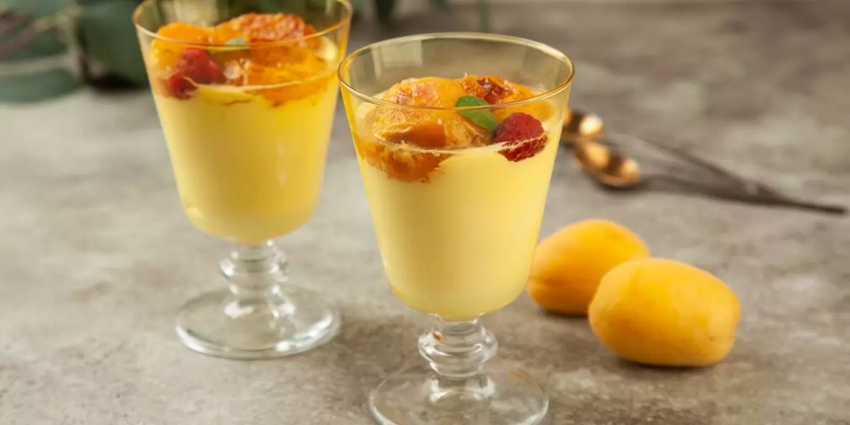Десерт с карамельными абрикосами