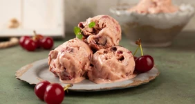 Сливочное мороженое с вишней