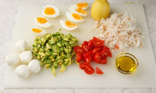 Крабовый салат с яйцом и помидорами, шаг 1/3
