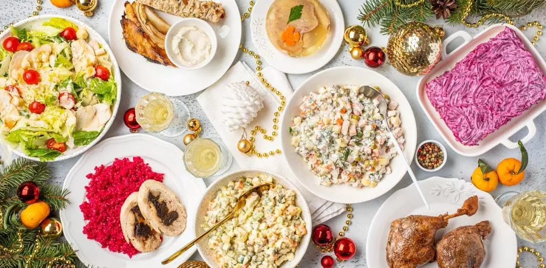 Готовьтесь к Новому году и не готовьте: закуски, салаты и горячие блюда к празднику