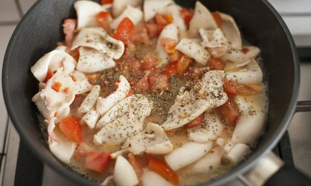 Кальмары, тушеные с картофелем, шаг 3/5
