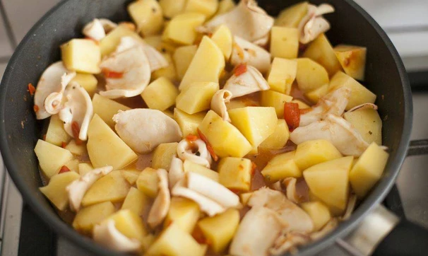 Кальмары, тушеные с картофелем, шаг 4/5