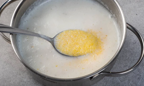 Кукурузная каша с сыром, шаг 1/2