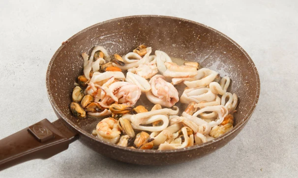 Жульен из морепродуктов с икрой, шаг 3/5