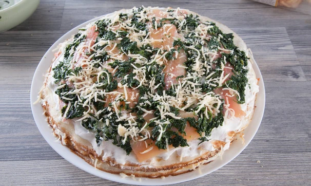 Блинный тортик с неркой, шпинатом и сыром, шаг 4/4