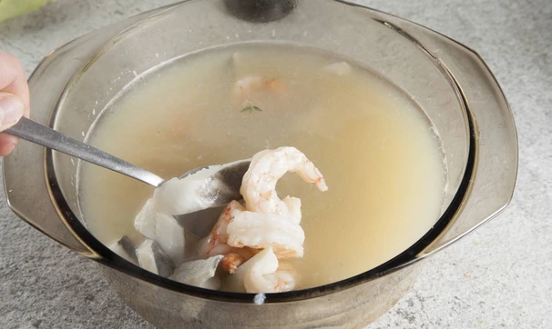 Заливное с ледяной рыбой и креветками, шаг 4/8