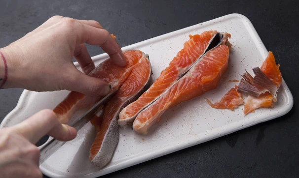 Стейк из красной рыбы с коктейлем из морепродуктов, шаг 3/6