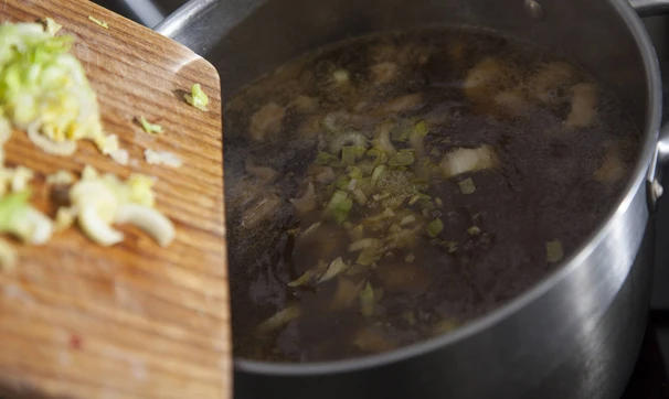 Утиный суп с лапшой и вешенками, шаг 4/5