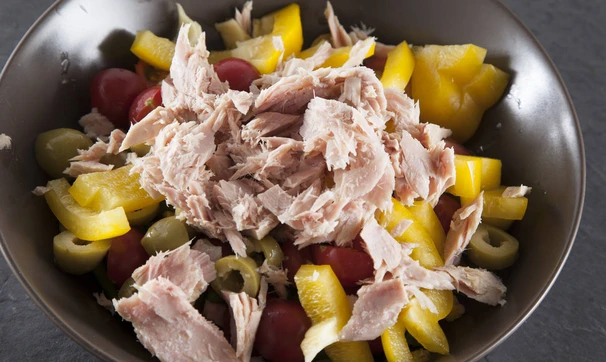 Салат с тунцом и перепелиными яйцами, шаг 3/5
