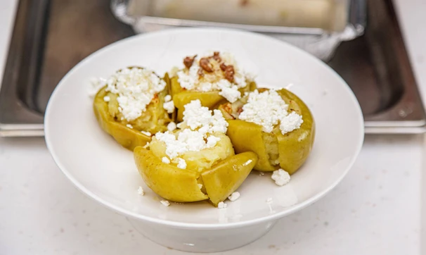 Запечённые яблоки с творогом и орехами, шаг 3/4