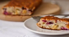 Творожный кекс с черной смородиной и изюмом