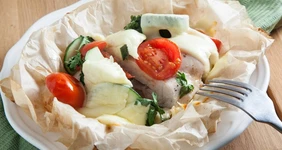 Конвертики с курицей, овощами и сыром