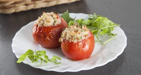 Помидоры, фаршированные треской и киноа