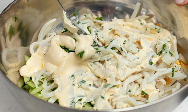 Салат с кальмаром, яйцом и огурцом, шаг 7/8