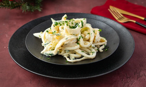Салат с кальмаром, яйцом и огурцом, шаг 8/8
