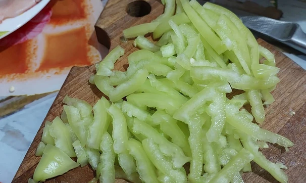 Простой салат из кальмаров, шаг 4/6