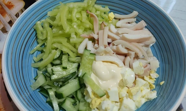 Простой салат из кальмаров, шаг 5/6