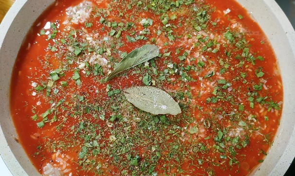 Минтай с рисом в томатном соке, шаг 3/4